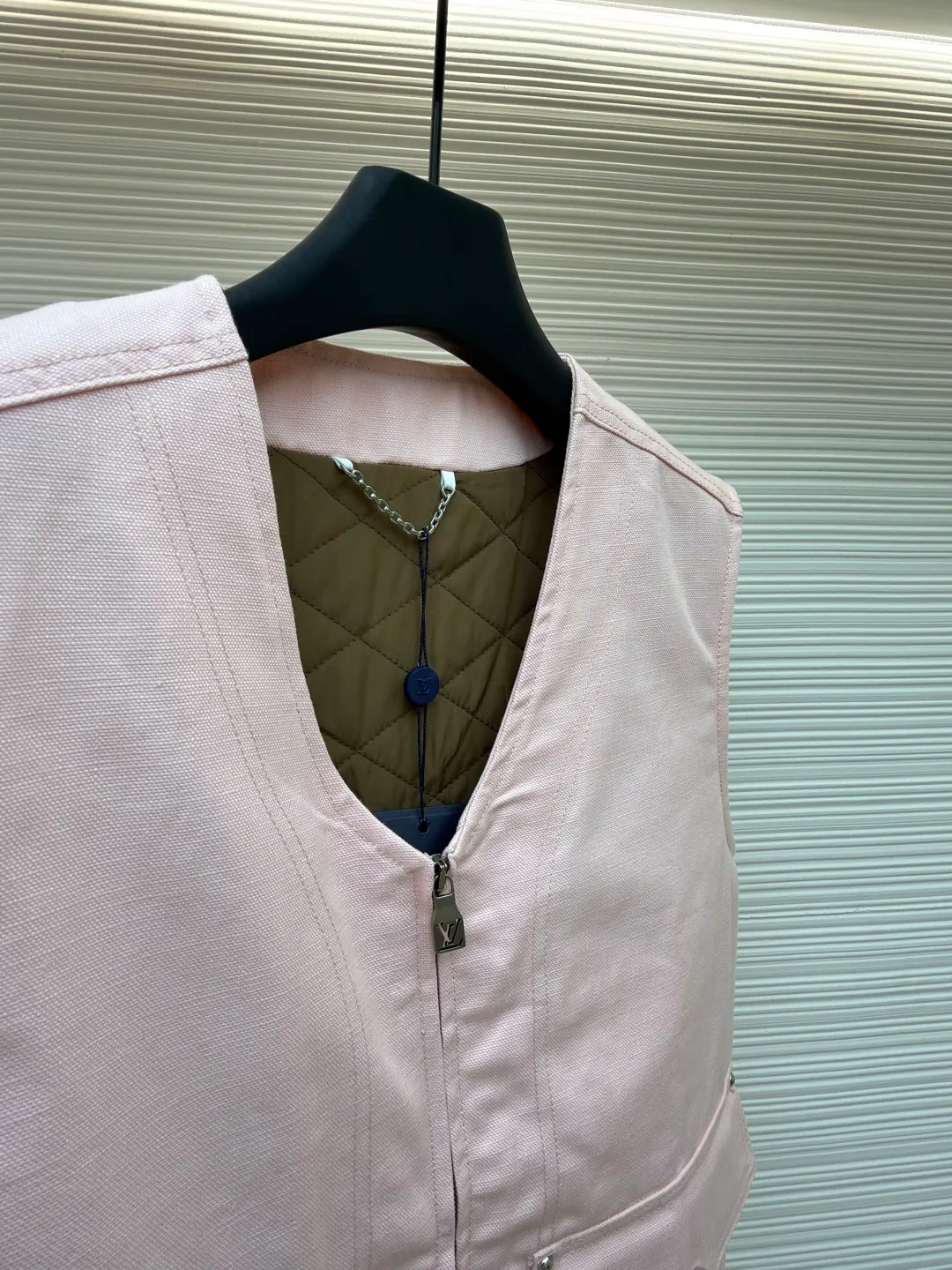 LOUIS Vuitton ●Description: This vest is made of high-quality cotton and linen blended fabrics, and the main tone of pink gives it a soft and fashionable feel. It has a V-neck design and a metal zipper placket, which is smooth and has industrial style details. The double patch pockets on the front chest have a three-dimensional structure, and the pockets are double-fastened with metal rivets and buttons to enhance practicality and decoration. A brand leather label is also embellished on the bottom of the bag to enhance recognition. The interior is quilted and the cotton batting is evenly distributed to ensure warmth and avoid clumping. The seams of the body are made of flat stitching + hemming technology, and the stitching is neat and firm, demonstrating exquisite workmanship. The overall shape is loose and moderate, combining the toughness of work clothes with the casualness of daily wear. From fabric selection to detail sewing, every craftsmanship takes into account both style expression and wearing experience. The overall wiring is straight and delicate, the fabric is comfortable and soft, and the color is consistent without color difference. It can be matched with the same style to create a fashionable look and control various occasions. Customized accessories, complete with three standards, same style for men and women!